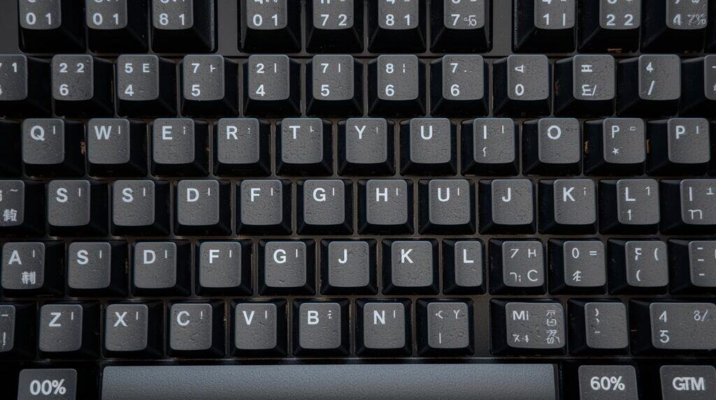 60% Keyboard Guide: Less Keys, More Wins in 2026