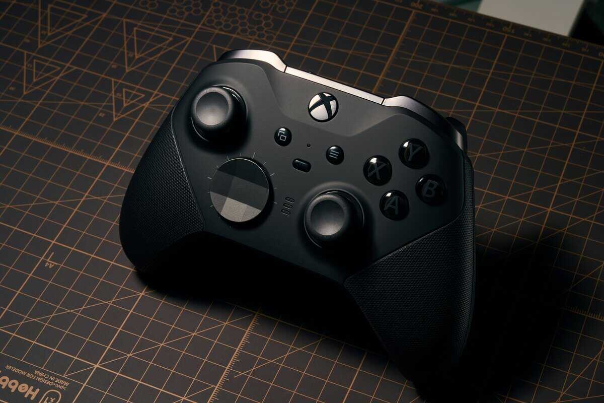 Xbox Elite Series 2 controller, one of the premium accessories that shapes the PS5 vs Xbox Series X long-term cost picture
