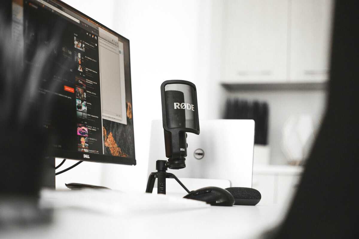 USB condenser microphone beside a monitor, a plug-and-play setup that is easy to test a microphone on PC with