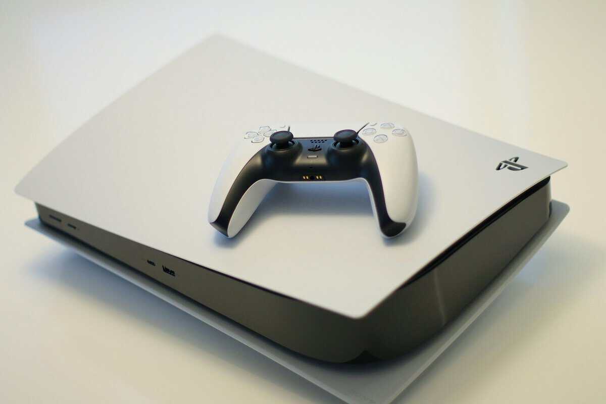 Close-up of a DualSense controller and PlayStation 5 console, central hardware in the PS5 Pro vs PS5 value comparison
