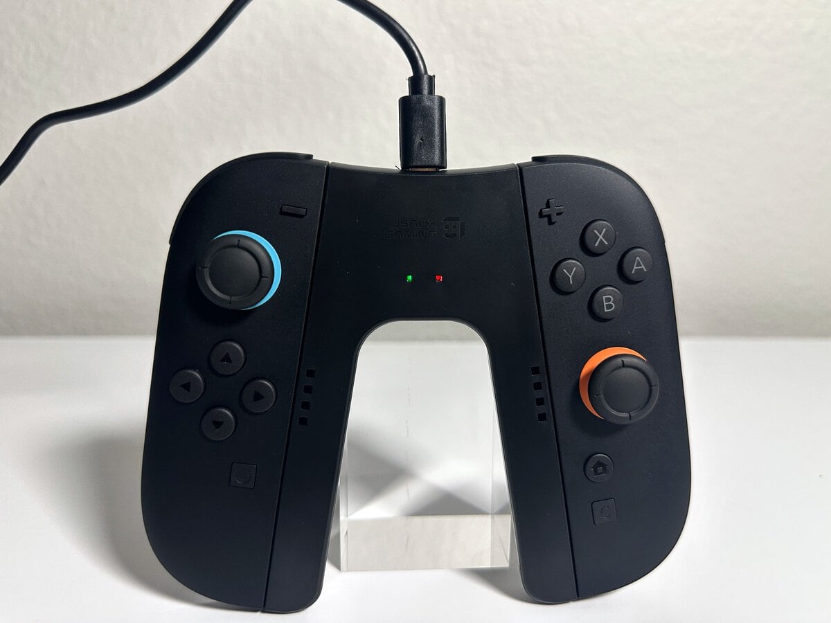 Charge lights on the JSAUX Switch 2 charging grip, green on the left for a full Joy-Con 2 and red on the right while charging